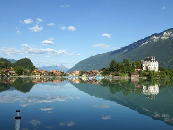 iseltwald-brienzersee-bucht-sommer