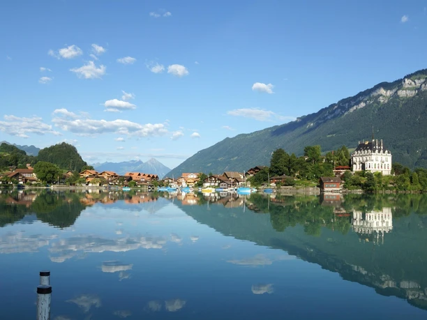 iseltwald-brienzersee-bucht-sommer