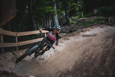 bikepark-thunersee-downhill-wald-kurve-zaun