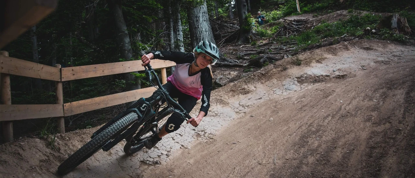 bikepark-thunersee-downhill-wald-kurve-zaun