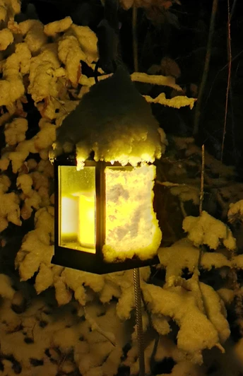 Scheebedekte Laterne auf dem Weihnachtsweg Heiligenschwendi