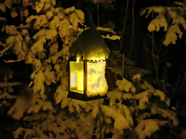 Scheebedekte Laterne auf dem Weihnachtsweg Heiligenschwendi