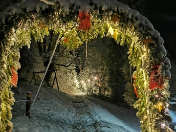 Verschneiter Torbogen beim Weihnachtsweg Heiligenschwendi