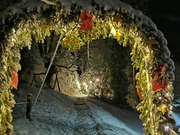 Verschneiter Torbogen beim Weihnachtsweg Heiligenschwendi
