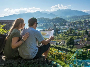 Paar liest den Flyer