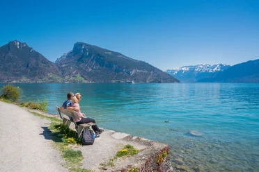 Strandweg Spiez – Faulensee Spaziergänger machen Pause und geniessen den Ausblick auf den Thunersee