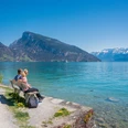Strandweg Spiez – Faulensee Spaziergänger machen Pause und geniessen den Ausblick auf den Thunersee