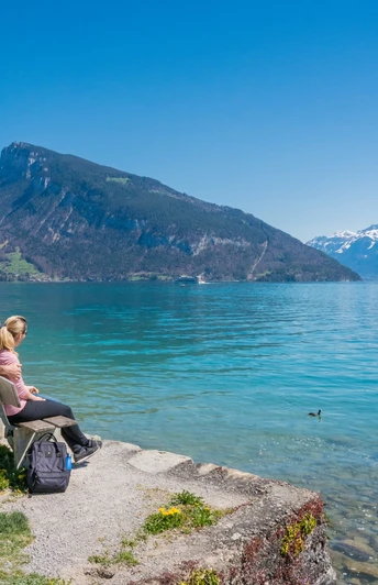 Strandweg Spiez – Faulensee Spaziergänger machen Pause und geniessen den Ausblick auf den Thunersee