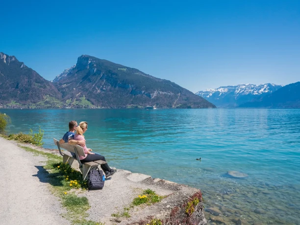 Strandweg Spiez – Faulensee Spaziergänger machen Pause und geniessen den Ausblick auf den Thunersee