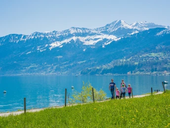 Familie unterwegs auf dem Strandweg Spiez – Faulensee im Frühling