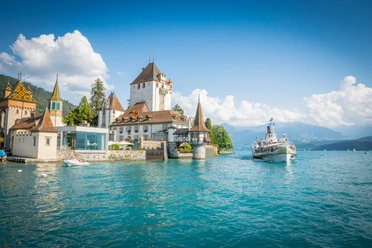 Château d'Oberhofen avec le bateau à vapeur Blümlisalp, Oberhofen au lac de Thoune