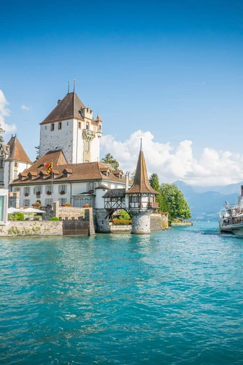 Château d'Oberhofen avec le bateau à vapeur Blümlisalp, Oberhofen au lac de Thoune
