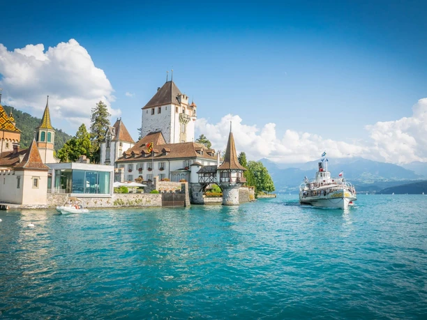 Schloss Oberhofen mit Dampfschiff Blümlisalp, Oberhofen am Thunersee