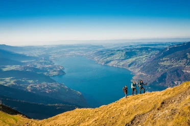 Wandergruppe unterwegs richtung Morgenberghorn, im hintergrund der Thunersee