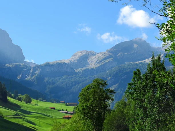 Vue en direction du téléphérique de Sanetsch.