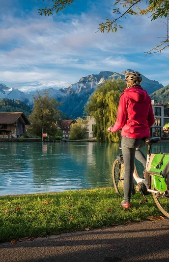 Pause sur l'Aar à Interlaken, vue en direction de la Jungfrau