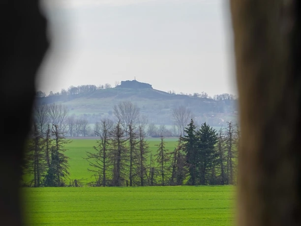 Blick aus einem Turmfenster zum Gegenstein