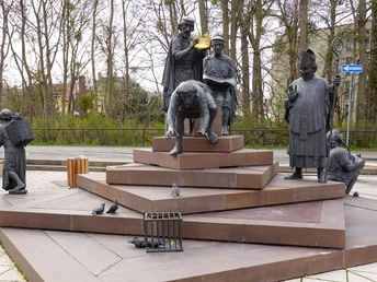 Heinrichsbrunnen an der neuen Sparkasse (2 min vom Itschensteg entfernt)
