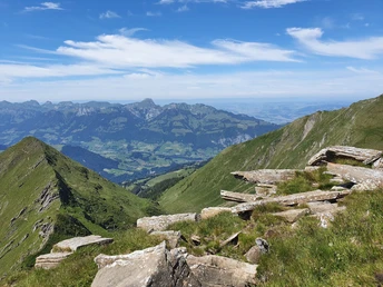 Aussicht vom Mäggiserhore an die Stockhornkette mit Stockhorn, unten das Dorf Diemtigen