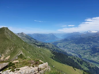 Aussicht vom Gipfel Mäggiserhore in Richtung Thuner- und Brienzersee