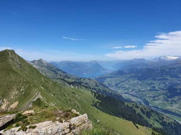 Aussicht vom Gipfel Mäggiserhore in Richtung Thuner- und Brienzersee