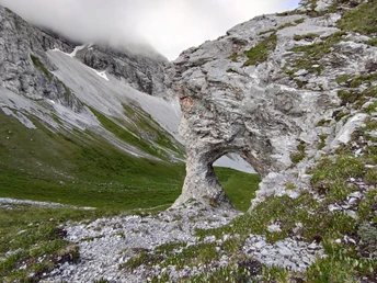 Imposantes Loch im Fels auf Scheidegg