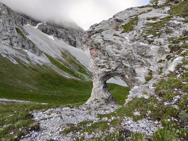 Imposant trou dans la roche Ă Scheidegg
