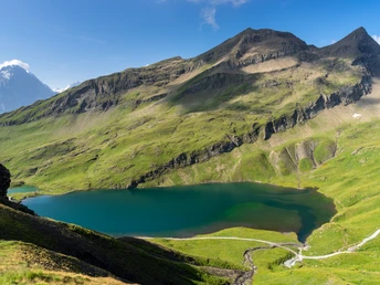 Blick von Tierwang zum Bachsee, zum Eiger (links) und zu Reeti und Simelihorn (rechts).