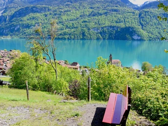 Sitzbank oberhalb Brienz, blick auf das Dorf und die Kirche / Brienzersee