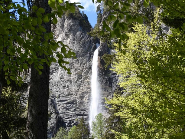 Vue sur la cascade de Milibach depuis la forêt devant Gäldried