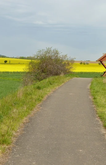 Rastplatz mit Blick auf das Kyffhäusergebirge