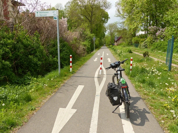 Von Sondershausen geht es auf dem Unstrut-Werra Radweg durch die Hainleite.