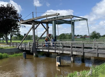 Radfahrer auf Klappbrücke