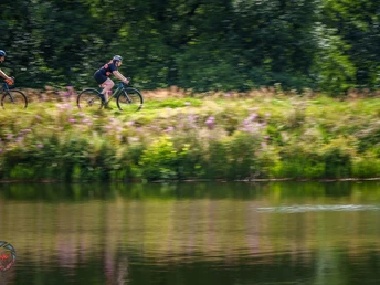 2 Radfahrer unterwegs entlang der Teiche im Harz
