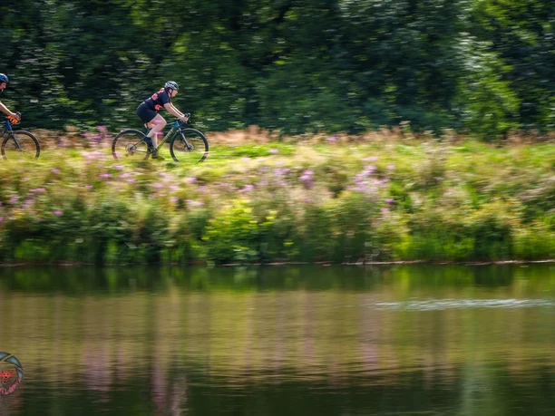 2 Radfahrer unterwegs entlang der Teiche im Harz