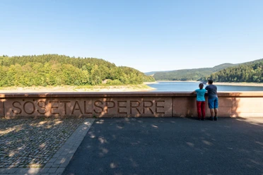 Staumauer der Sösetalsperre bei Osterode am Harz.