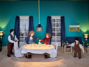 Scénario Chemin de l'Avent à Höchmatt - Famille à table dans le salon