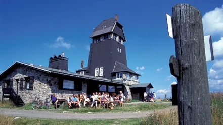 Die_heutige_Hanskuehnenburg_auf_dem_Hoehenzug__Acker_._Foto_Stadt_Osterode_am_Harz.jpg09.jpg
