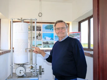 Pegelhäuschen mit Hannes Tapken.jpg