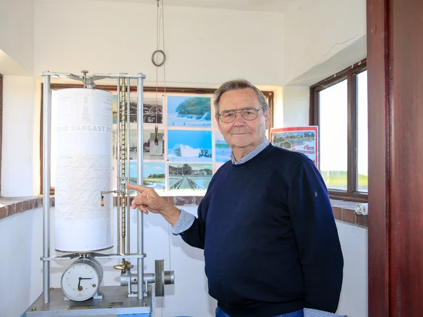 Pegelhäuschen mit Hannes Tapken.jpg