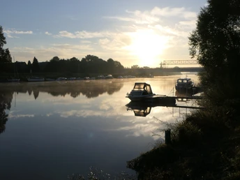 Fluss Oste mit Anleger und Blick auf Osten sowie die Schwebefähre