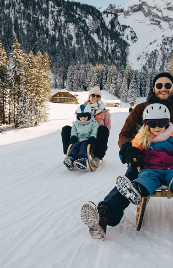 Familien auf Schiltten am Wiriehorn