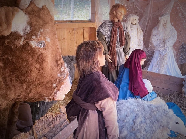 Figuren der Weihnachtsgeschichte auf dem Weihnachtsweg Heiligenschwendi