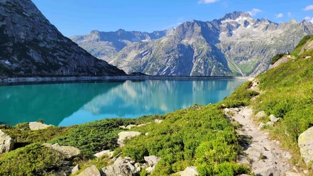 Am Ufer des türkisblauen Gelmersees.
