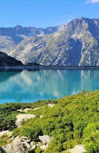 Am Ufer des türkisblauen Gelmersees.