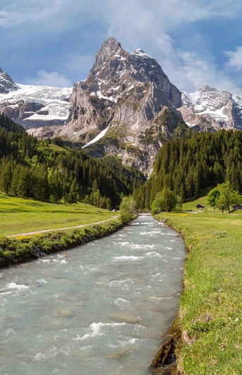 Umgeben von Bergriesen geht es dem Rychebach entlang.