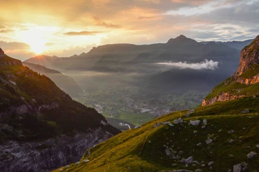 Stimmungsvoll: Aussicht vom Berghaus Bäregg auf Grindelwald, links die Gletscherschlucht. (Anm.: Das Bild wurde oberhalb der Route aufgenommen.)