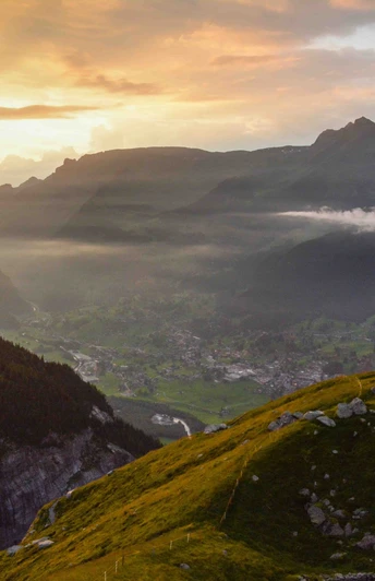 Stimmungsvoll: Aussicht vom Berghaus Bäregg auf Grindelwald, links die Gletscherschlucht. (Anm.: Das Bild wurde oberhalb der Route aufgenommen.)