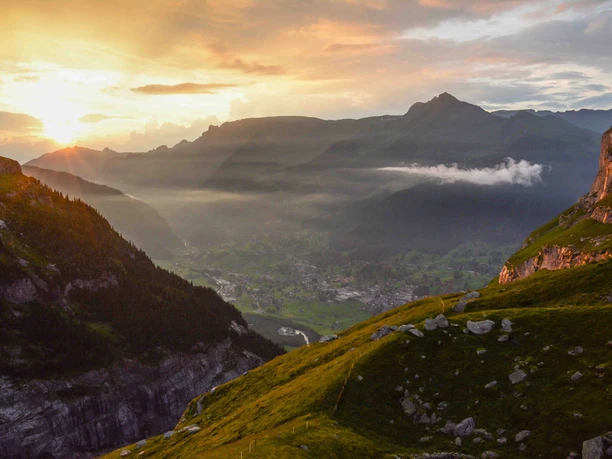 Stimmungsvoll: Aussicht vom Berghaus Bäregg auf Grindelwald, links die Gletscherschlucht. (Anm.: Das Bild wurde oberhalb der Route aufgenommen.)