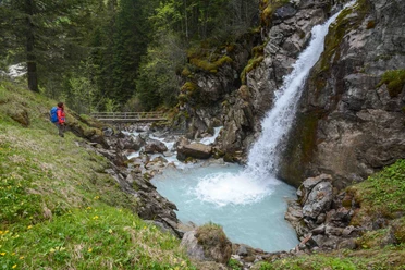 Holdrifälle: Über zwei Stufen und 40 Meter rauscht das Wasser hinab.